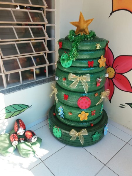 Centros de Educação Infantil da Afasc montam árvores de natal com materiais  recicláveis - Portal de Educação Ambiental